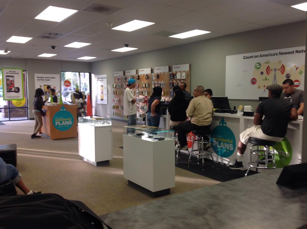 DEVINPOLK3's tweet photo. Full house at SIM sales are happening! #SImRocks, #SoCalRocks http://t.co/ZOGaTedFbB