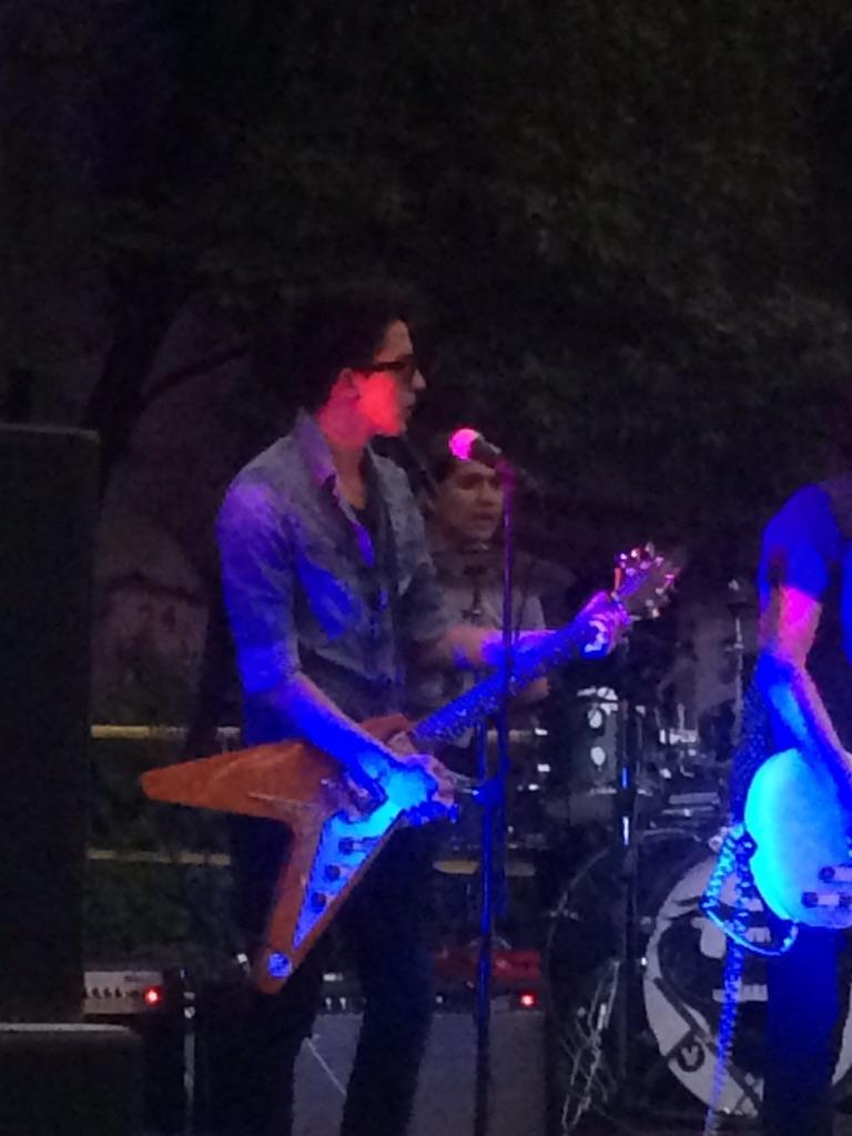 mrpigmx's tweet photo. Pues aquí viendo a @GusQuijass tocar! CON TODO AMIGO!💪🎶🎤🎸 http://t.co/vn6ec3nSUN