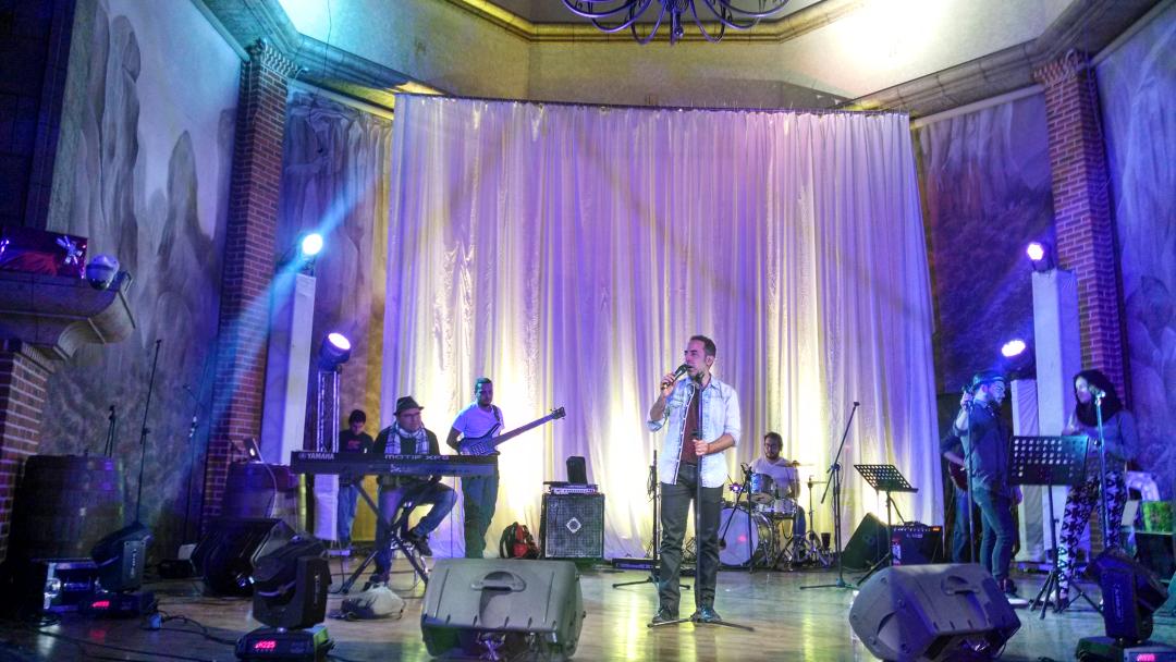 MJ_musicales's tweet photo. @OficialHector  ya haciendo pruebas de sonido! Se acerca la hora de que pasen las fans!!! http://t.co/rcEcjDDZef