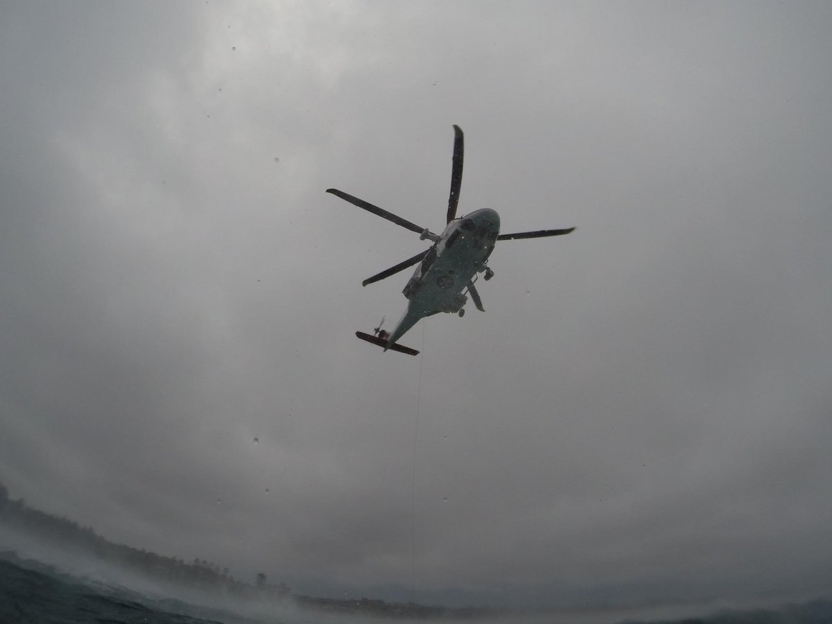 martzzzz's tweet photo. @NSWAmbulance Helicopter Paramedics water rescue training with Warringah Lifeguards off Dee Why http://t.co/UWSeY9pgnW