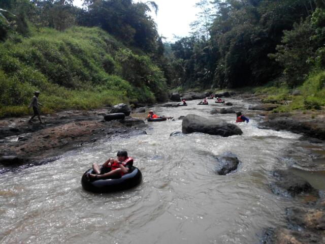 wisatasemarang's tweet photo. Arung Jeram Kali Kreo #Semarang Seru dan Menantang. Info hub @kandri_country http://t.co/YiCJ9pRSkC http://t.co/vKgtAJo6ex