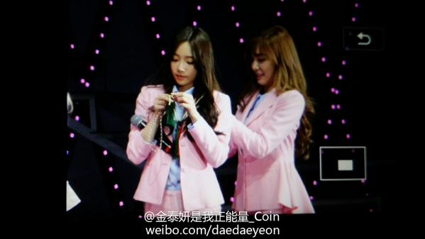 [PIC][29-11-2014]SNSD khởi hành đi Trung Quốc để tham dự "China for GG 1st Fan Party in Bejing" vào sáng nay - Page 5 B3pnT11CcAI4Iyt