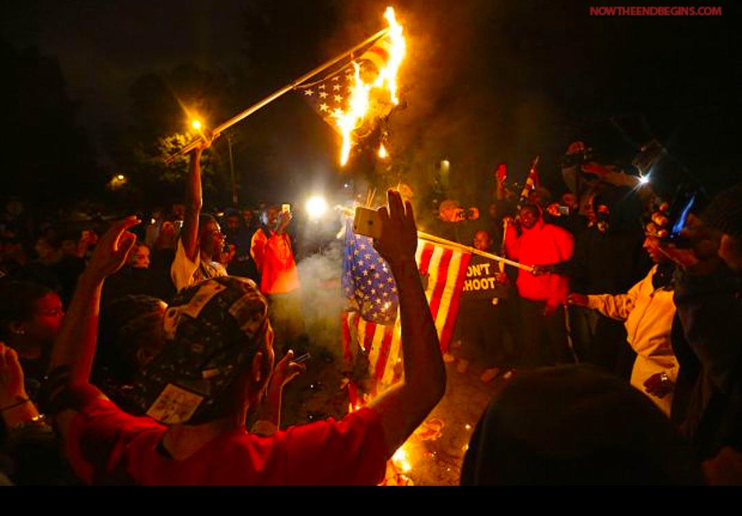 PatriotsBBY24's tweet photo. I don't care whose side you're on... but no American should act like this. #Ferguson #FergusonRiotTips http://t.co/EvTFtLVRYc