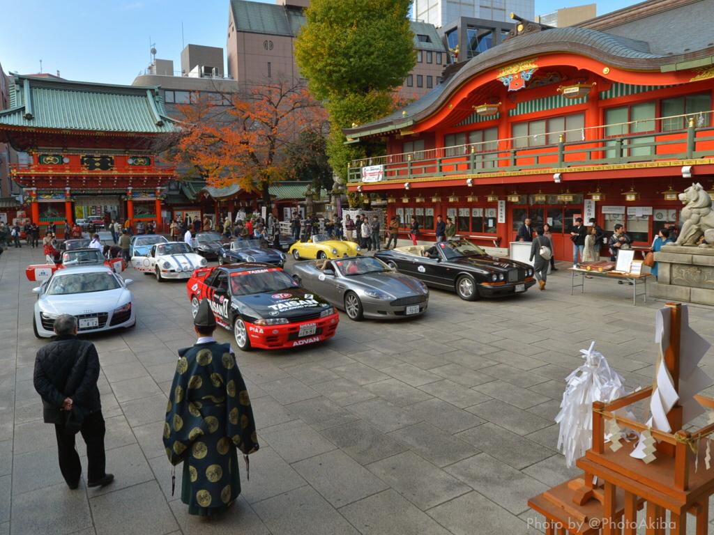 フォト秋葉原 神田明神に貴重なクラシックカーや高価なスーパーカーが何台も入って来て お祓いをしていました 境内に自動車が並ぶ様子は壮観 その2 Http T Co 4wv5vu3p2d