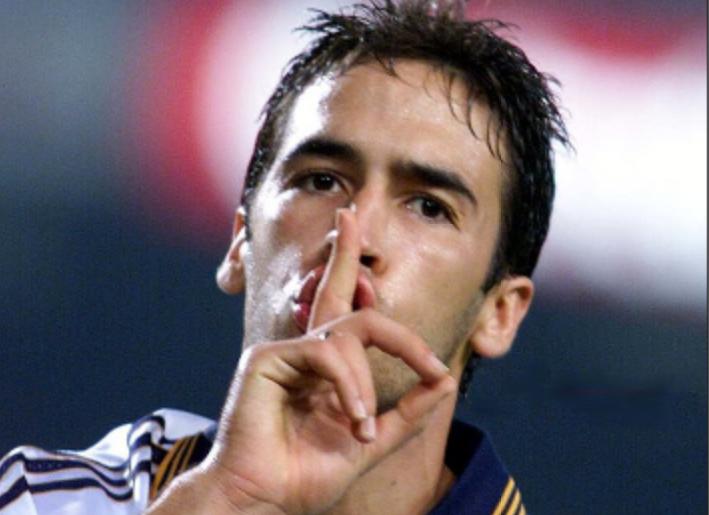 VIQUINGOS's tweet photo. Tenia records y no consiguió un balon de oro,  porque al embarazado que solo vomita SI?  #Halamadrid #RaulBalonDeOro http://t.co/rblvlSevMn