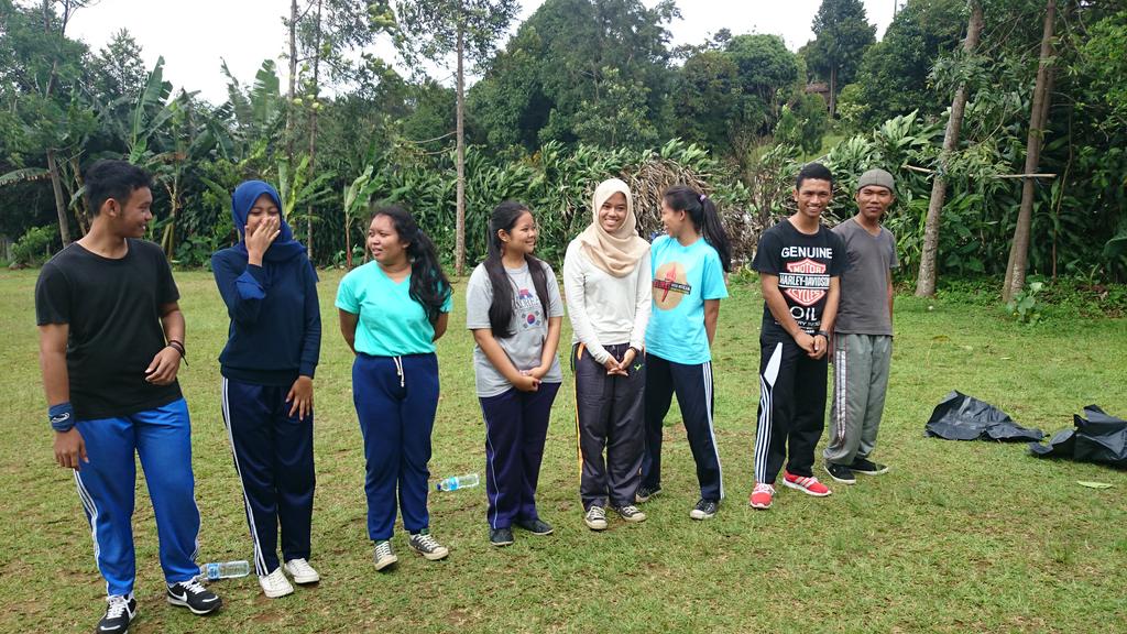 LNK_51's tweet photo. Hayo kelompok 7 perkenalkan dirinya di pos perkenalan. #eDay http://t.co/dmmVkkiKUq