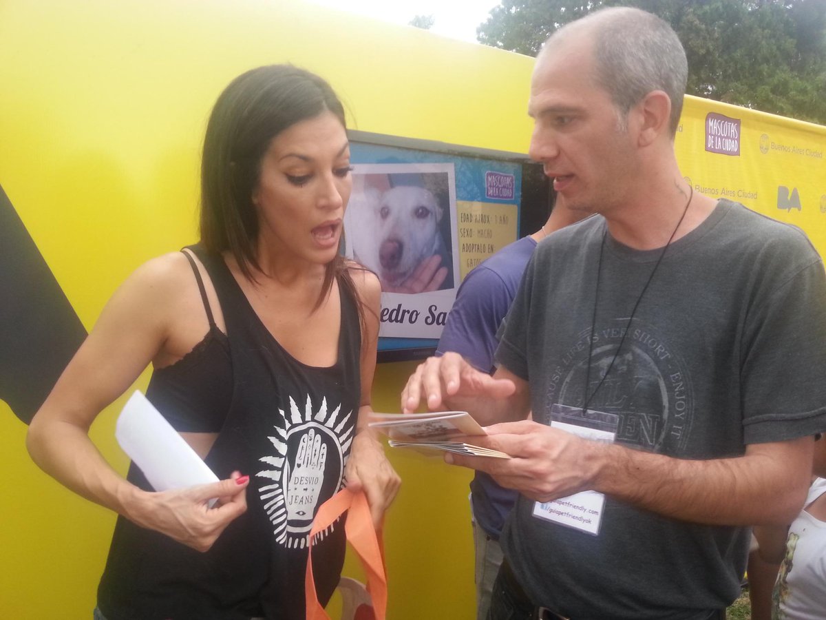 guiapetfriendly's tweet photo. @silvinaescudero cuando le contamos sobre @guiapetfriendly , gracias por pasar por nuestro stand! http://t.co/OBGc3G5ZnW