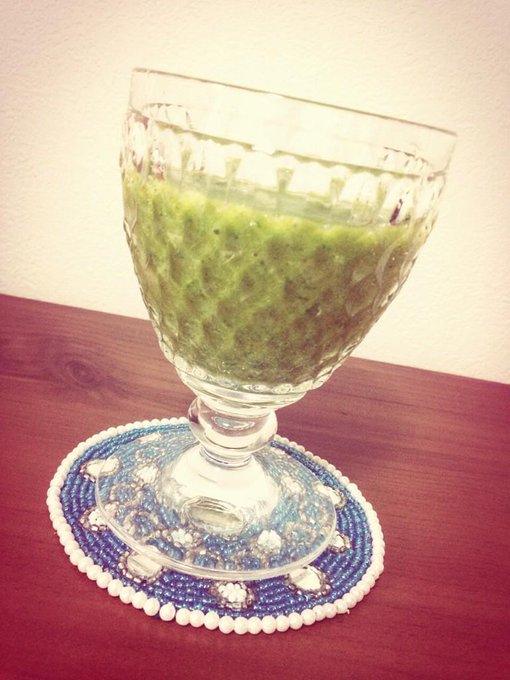 断食後の回復食一食目はスムージー ほうれん草、りんご、柿で作ったよ 消化が良い食材を意識して、旬で熟した柿も一緒に♡ 胃がビックリしないよう、恐る恐るゆっくり噛みながら飲んでます 噛むって事が久しぶり過ぎて、何だか変な感じがする。笑