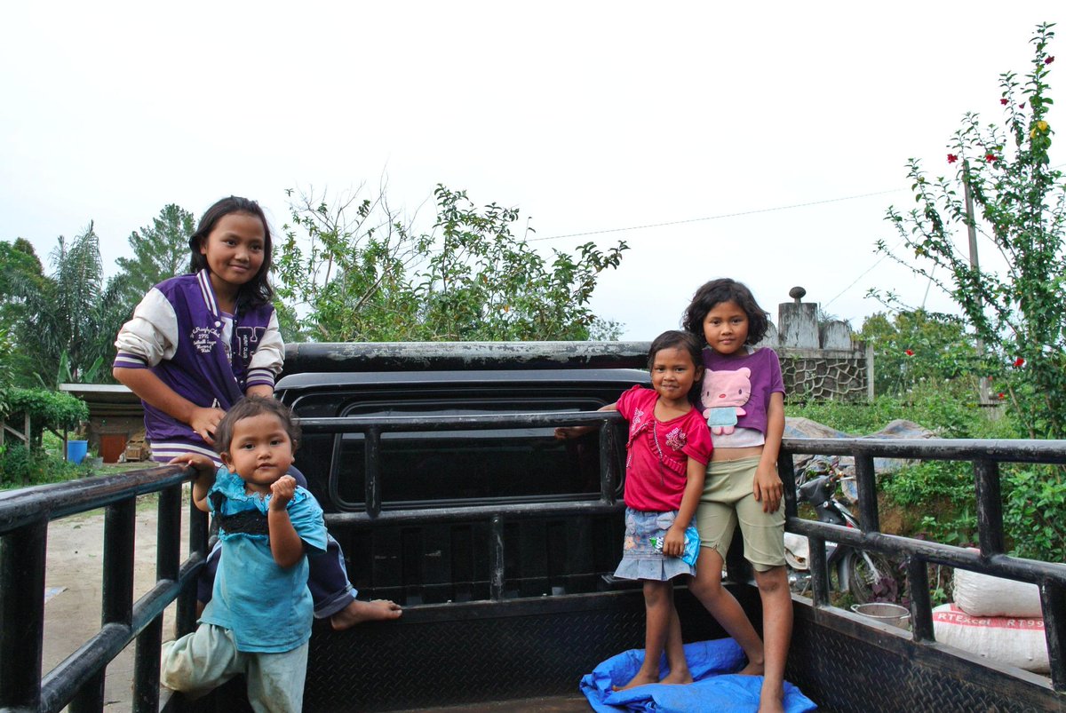 coffeewanita's tweet photo. #limaputri #sidamanik #natural Thanks to farm sponsors @rich_austin and @andyrkent now these girls can go to school! http://t.co/hmP2mMNy1i