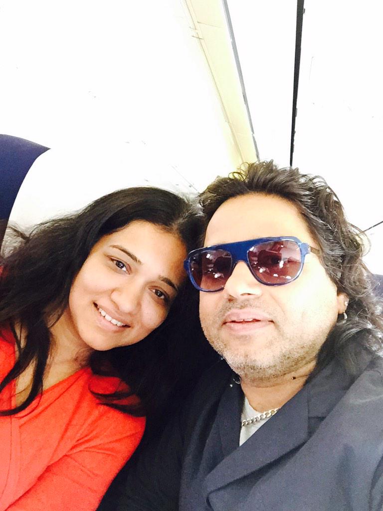 Kailashkher's tweet photo. Fellow traveller in Flight Girl Frm Meerut Roots.. #AnuradhaBhalla owner of a Art house #FabulaRasa #RaghuvanshiMill http://t.co/7B7J9zgaCB