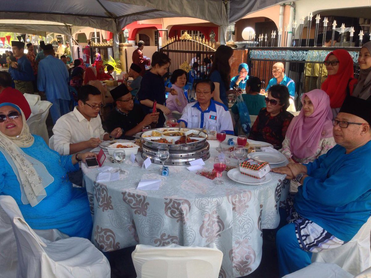 anwaribrahim's tweet image. &quot;@n_izzah: .@niknazmi: di kenduri anak Abg Zul Ketua Cabang @KEADILAN  @n_izzah http://t.co/g7lHSsHWMb”