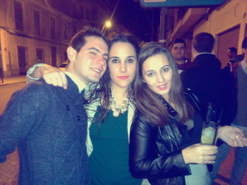 xuxyDS's tweet photo. Con mis nenas @Carmendsp @martacantero9 http://t.co/gumpvEODJm