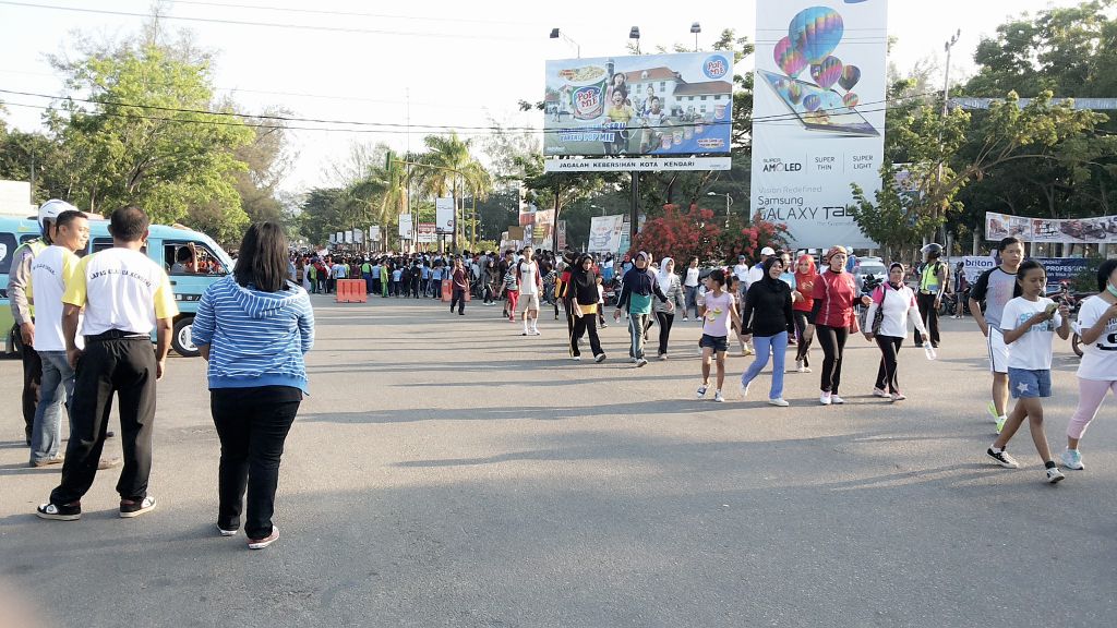 LPKendari's tweet photo. Usai senam bersama dlanjutkan dgn jln santai yg di ikuti Wagub, Kakanwil dan sluruh SKPD @DITJEN_PAS @Divpas_Sultra http://t.co/LG3ANNi7yK