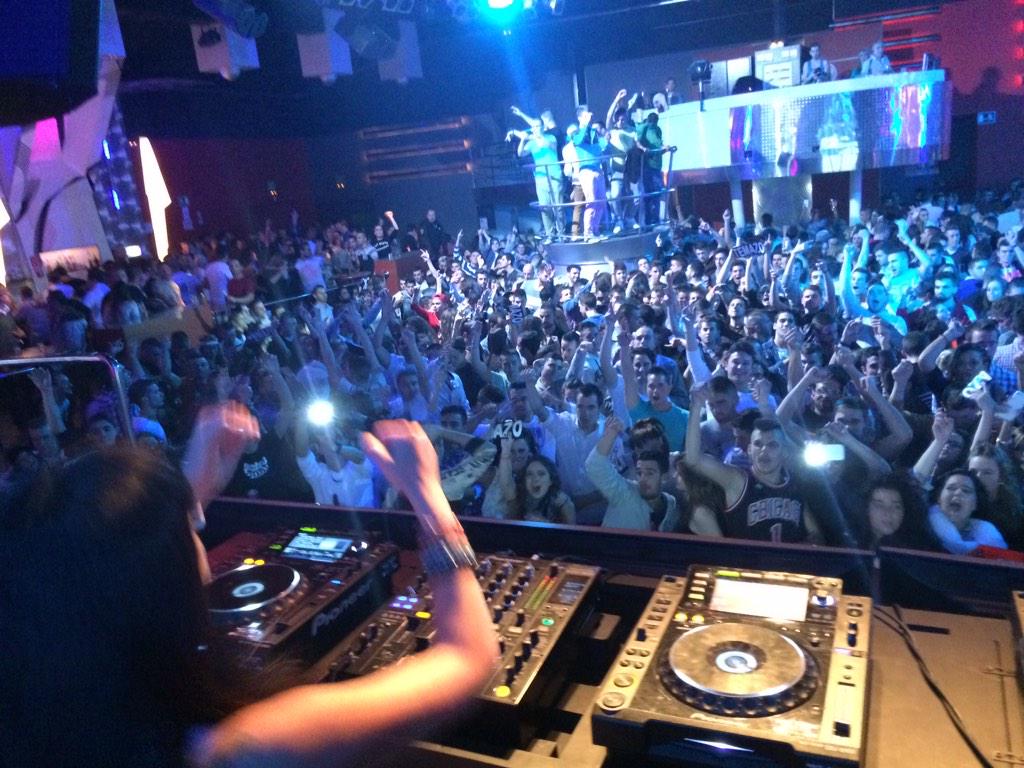fatimahajji's tweet photo. Muchas gracias Bailen. Pedazo DiscotecON teneis 😃❤️😃
@DiscotecaON
Techno set &amp; super party 
http://t.co/cDjihH0472 http://t.co/VuIr97NLB4