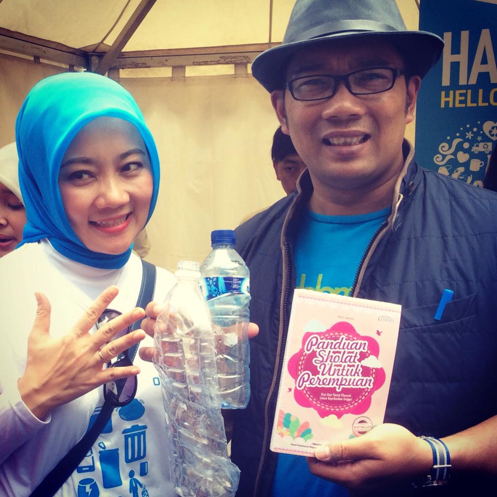 ridwankamil's tweet photo. program Bank Sampah bandung, menukar sampah plastik dengan buku2 bacaan. BDG nya jd bersih &amp; masy nya jd pintar. http://t.co/VJvaqN7bbW