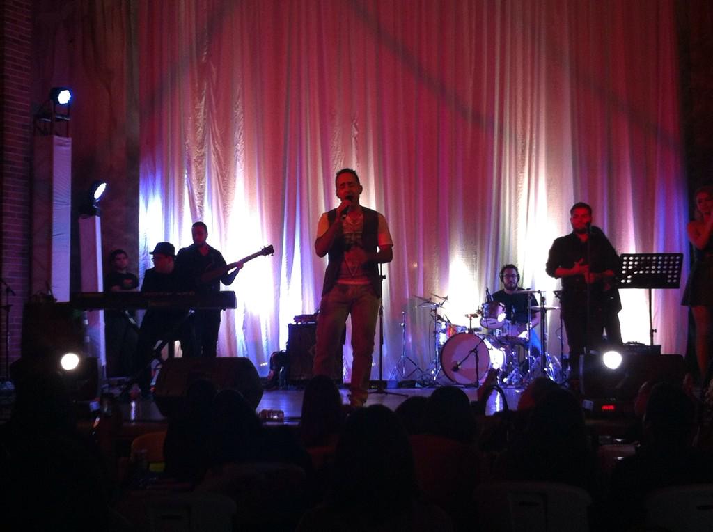 DulceAlberto's tweet photo. Concierto de @OficialHector en Guadalajara http://t.co/FN50vtRKrg