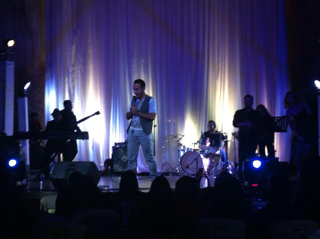 DulceAlberto's tweet photo. Concierto de @OficialHector en Guadalajara http://t.co/FN50vtRKrg