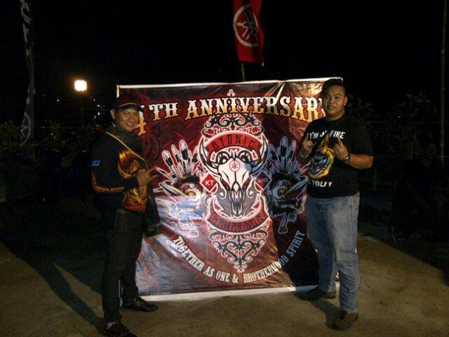 Ini berfoto dengan L001 "Demit" Byonic Surockboyo di banner foto acara annive <a href="/byosam/">Byonic Samarinda</a> tadi malam