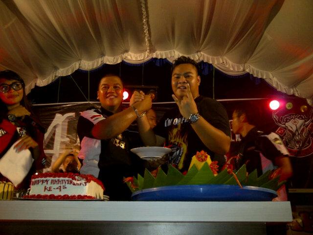 Ini saat pemotongan dan pembagian tumpeng secara simbolis dari Ketum <a href="/ByoSam/">Byonic Samarinda</a> kepada Korwil Byonic Bogor :D