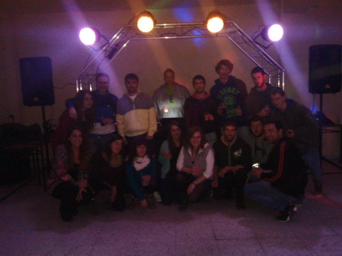 DiegoGil_4's tweet photo. Igual no staoy animado tras la tarde de hoy pero con toda la gente de zazuar te sacan una sonrisa! #vivasanandres http://t.co/pxmjbVbc8C