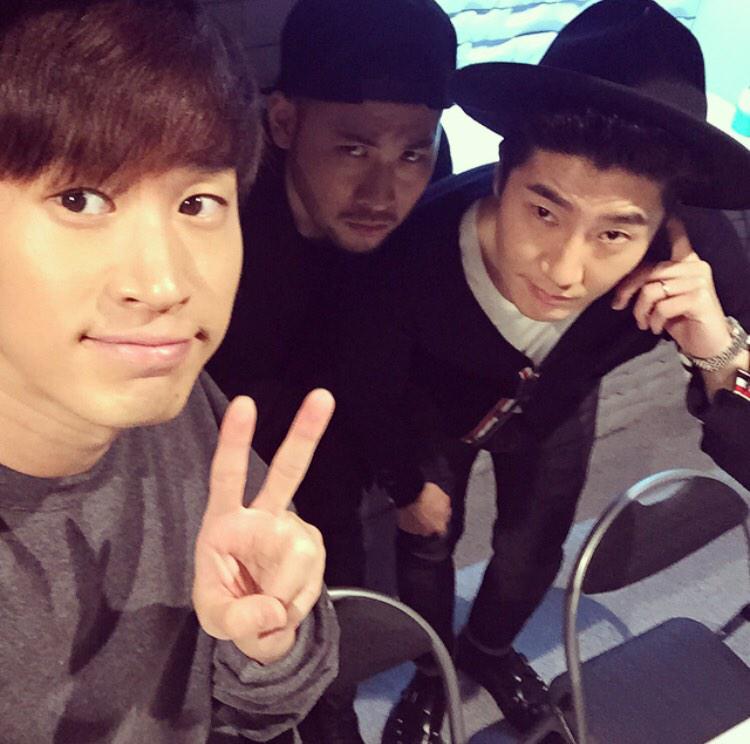 B3r04KZCQAIKZcT.jpg:large