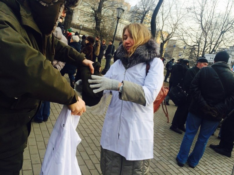 androidova's tweet photo. Халат можно прикупить прям на #МитингВрачей #гдеврачи #ПроплаченныйМитинг http://t.co/7Vz9tZ3rW4