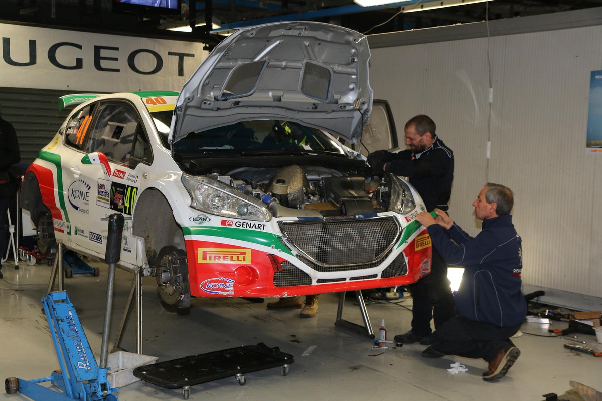 alessiosanavio's tweet image. Tecnici al lavoro sulla #Peugeot 208 di #Andreucci e #Andreussi, gli ultimi settaggi prima della gara #MonzaRallyShow
