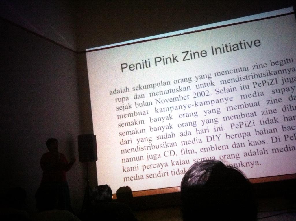 sekarang mb Ika <a href="/vantiani/">Ika Vantiani</a> dr Peniti Pink -lejen lah ini buat dunia zine di Indonesia- hhe 👍 #ngmgnzine <a href="/ngomonginzine/">ngomonginzine</a>