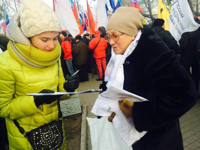 androidova's tweet photo. А вот и ортопед всея руси раздает афтографы! #Абылливрач #гдеврачи #ПроплаченныйМитин http://t.co/arNvOaWVBI