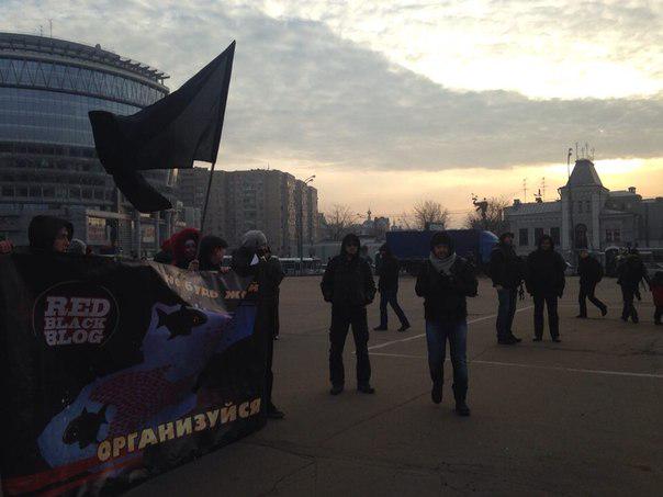 siidor13's tweet photo. "много" людей на митинге. походу некоторых размер оплаты не устроил.. #ПроплаченныйМитинг #АбылЛиВрач http://t.co/CbnF2KldKt