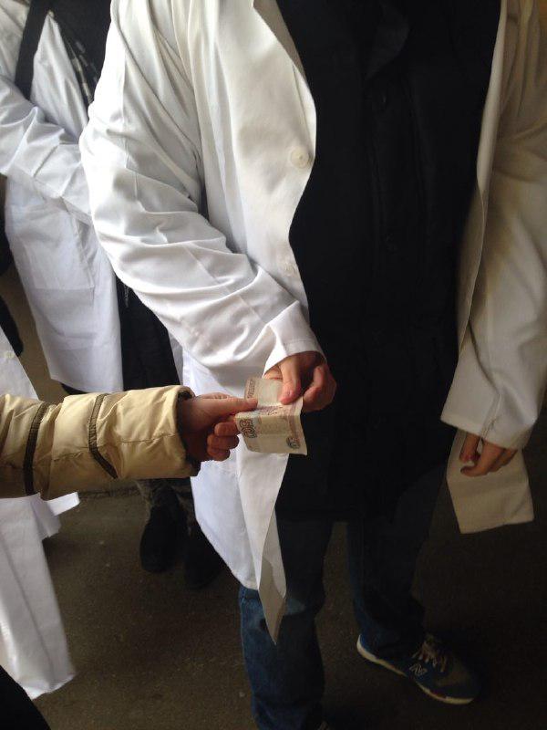 Marchenko_V_V's tweet photo. Деньги получили, в массовке постояли и можно по домам #АбылЛиВрач #ПроплаченныйМитинг http://t.co/UPJVKyb31W