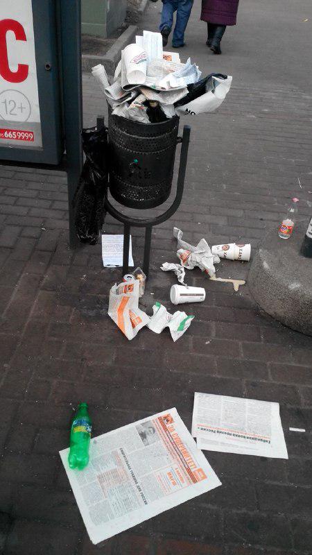 idorovskiy's tweet photo. Митинг еще не закончен, а мусора выше крыше #АбылЛиВрач #ПроплаченныйМитинг http://t.co/ZlR6BA5spJ