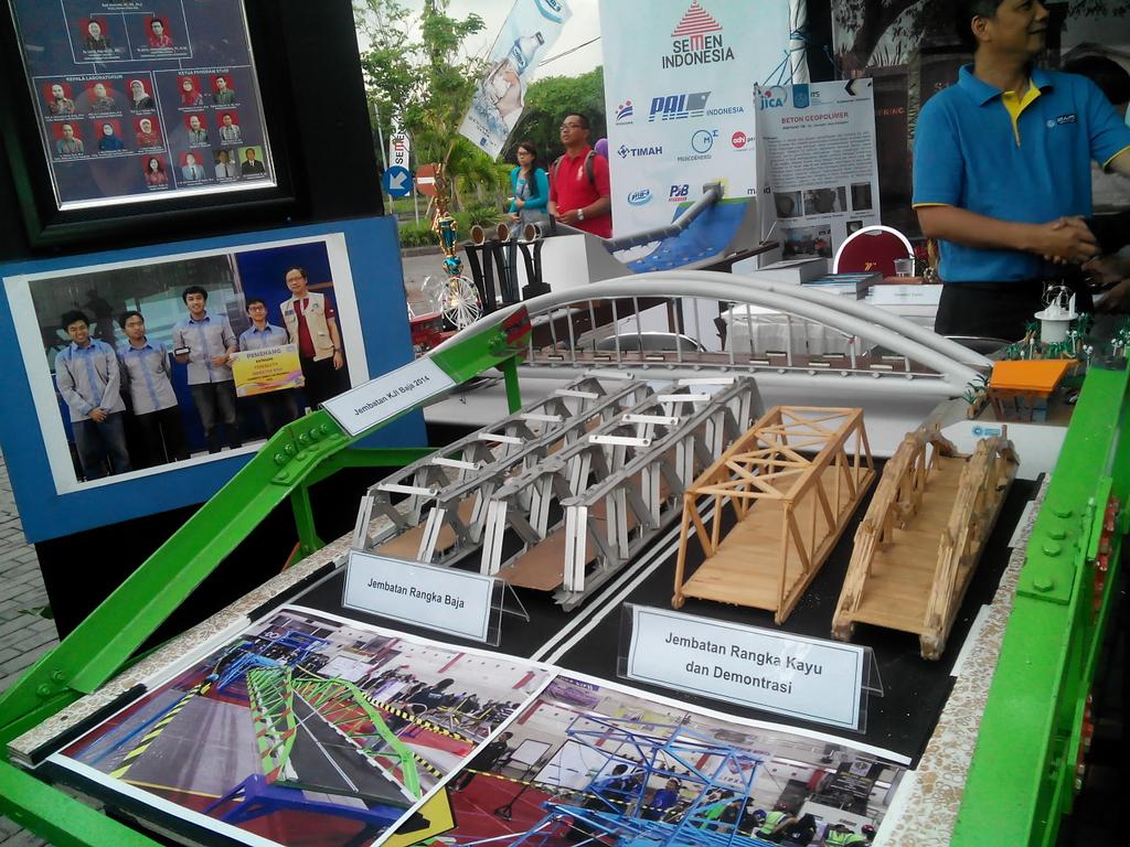 HMDS_ITS's tweet photo. Suasana pameran karya unggul Jurusan Teknik Sipil di @Dies54ITS. Ayo segera merapat ke graha @ITS_Surabaya sahabat DS http://t.co/BM6ttZuoG9