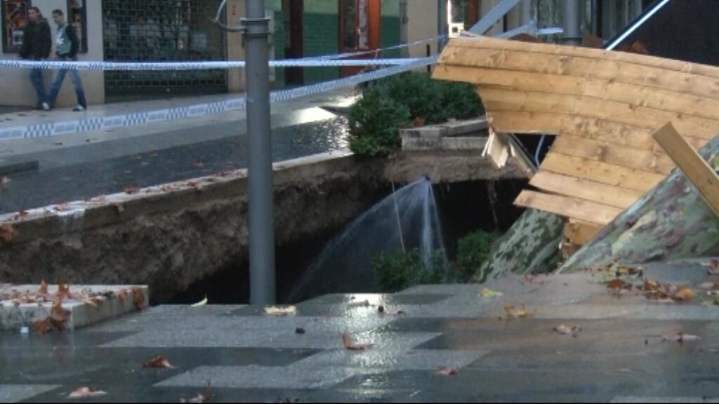 3CatInfo's tweet photo. Aquest és l'esvoranc que ha deixat la #llevantada a la rambla de #Figueres http://t.co/xZ895IB126 http://t.co/GCkIeYl75u