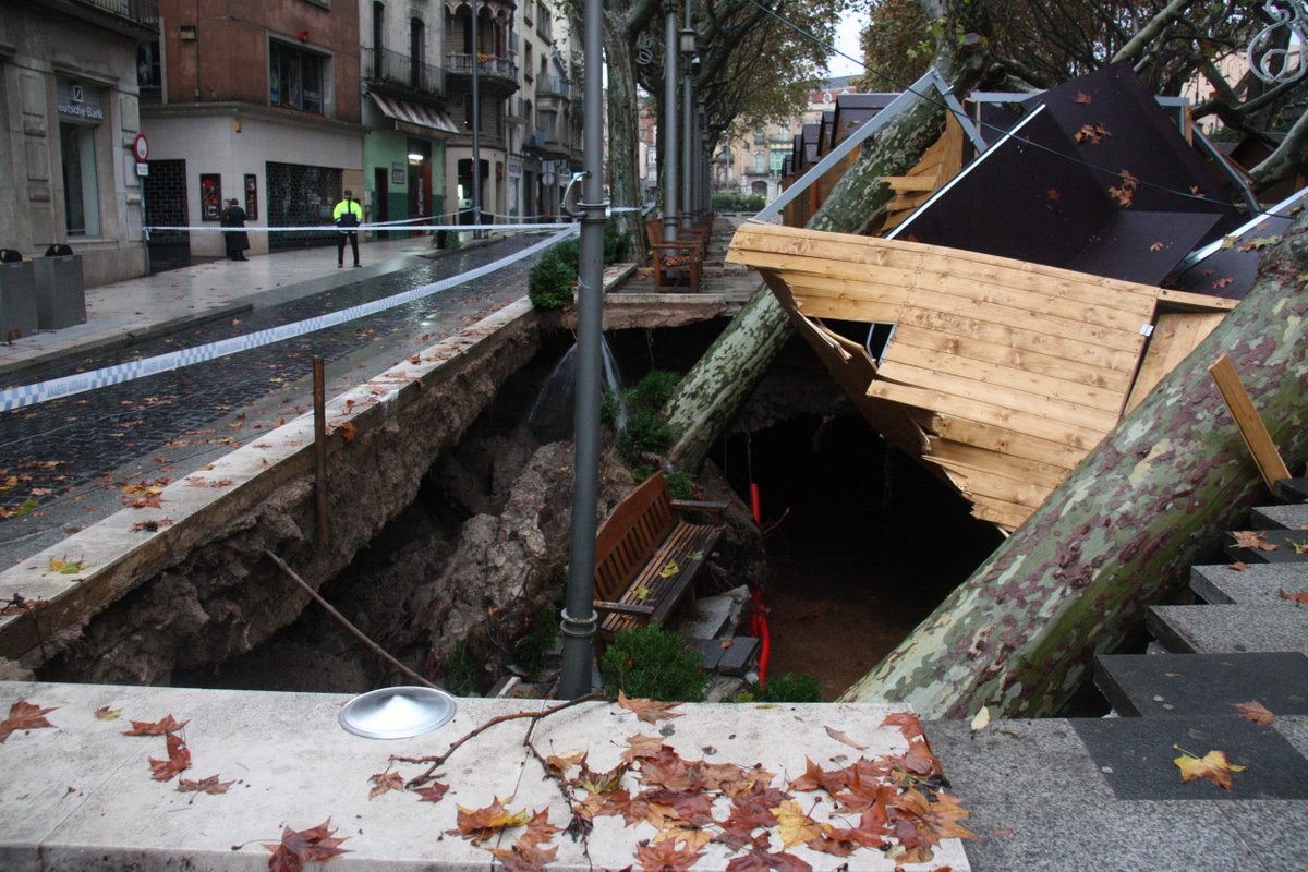 3CatInfo's tweet photo. Aquest és l'esvoranc que ha deixat la #llevantada a la rambla de #Figueres http://t.co/xZ895IB126 http://t.co/GCkIeYl75u