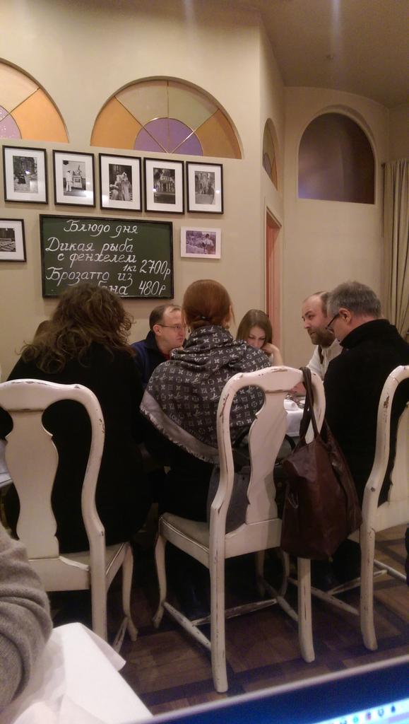 Протестующие мерзнут на улице а Петр Шкуматов кушает пармезан и недоволен в кафе напротив #митингврачей #АбылЛиВрач
