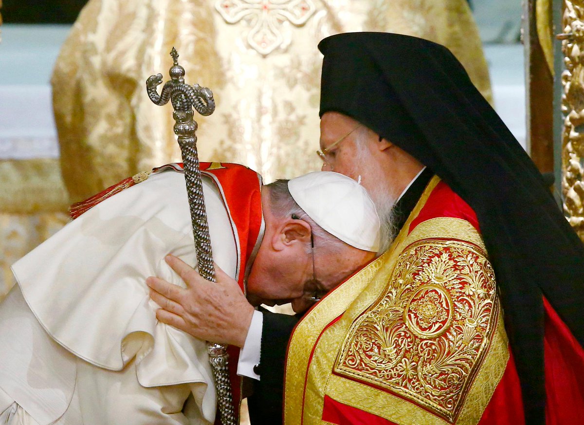 JDHANKHAR's tweet photo. "@dna: Pope Francis prays in Istanbul's Blue Mosque http://t.co/LP7hFossVc http://t.co/V25B4L0iMH"