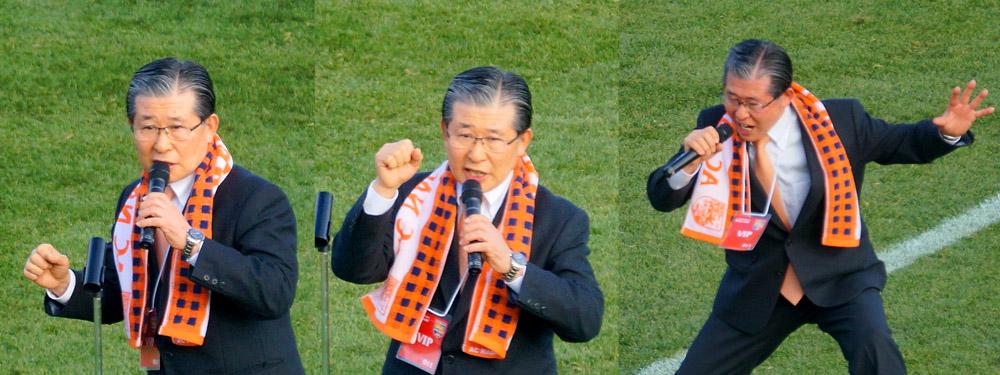 mtky55's tweet photo. よくやった!ような、残念だったような試合後のスタジアムのムードを明るくしてくれた加藤長野市長のご挨拶。
コート脱ぎ捨てから始まったパフォーマンスが凄かった(^^
この勢いがパルセイロに入ればいいな。
なんしろ市長ありがとう(^-^)/ http://t.co/RycqpaZ0NQ