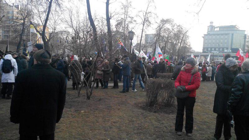 valery_brod's tweet photo. Как всегда, разношерстная редкая публика. Мерзнут на морозе зазря #АбылЛиВрач #ПроплаченныйМитинг http://t.co/SkxS8tjLlR