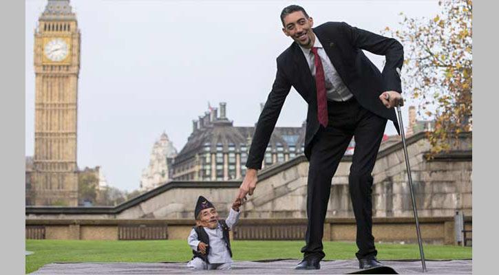 MdMdrahim4's tweet photo. World smaller man and tallest man @ http://t.co/Tbn2g6Ahwd