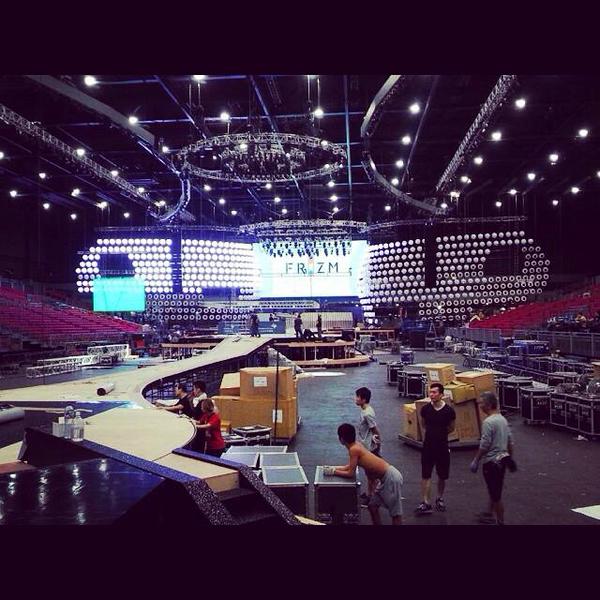 EXOBEAKHYUN_TB's tweet photo. สเตจ งาน  MAMA 2014 ที่ AsiaWorld-Expo Arena  Hong Kong.

cr.owners http://t.co/TTJ7RlsHrg via.ibaekrauhls