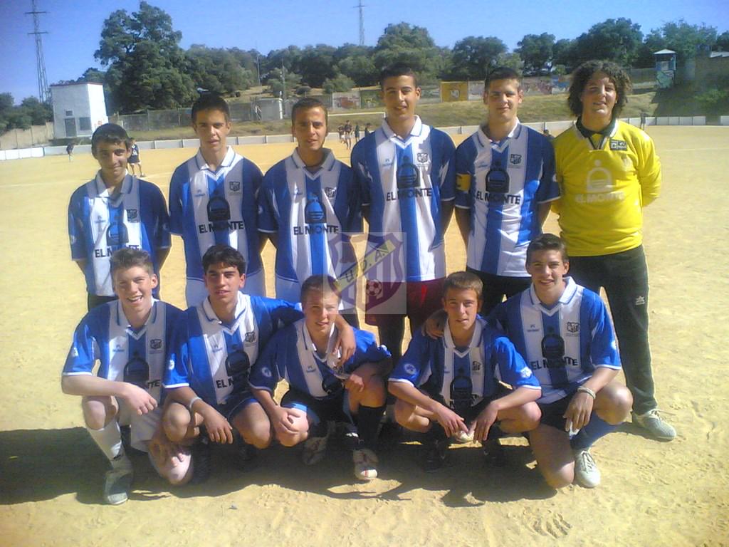 UDAracena's tweet photo. #UDAFotosAntiguas II especial cumpleaños hermanos David y Sergio Fernández Midgley. FELICIDADES Recordemos... http://t.co/qBM5EuXJIn
