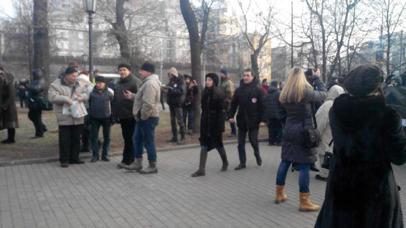 valery_brod's tweet photo. Людей что-то совсем негусто, в основном какие то оппозиционеры #АбылЛиВрач #ПроплаченныйМитинг http://t.co/xsZOrzs9ZV