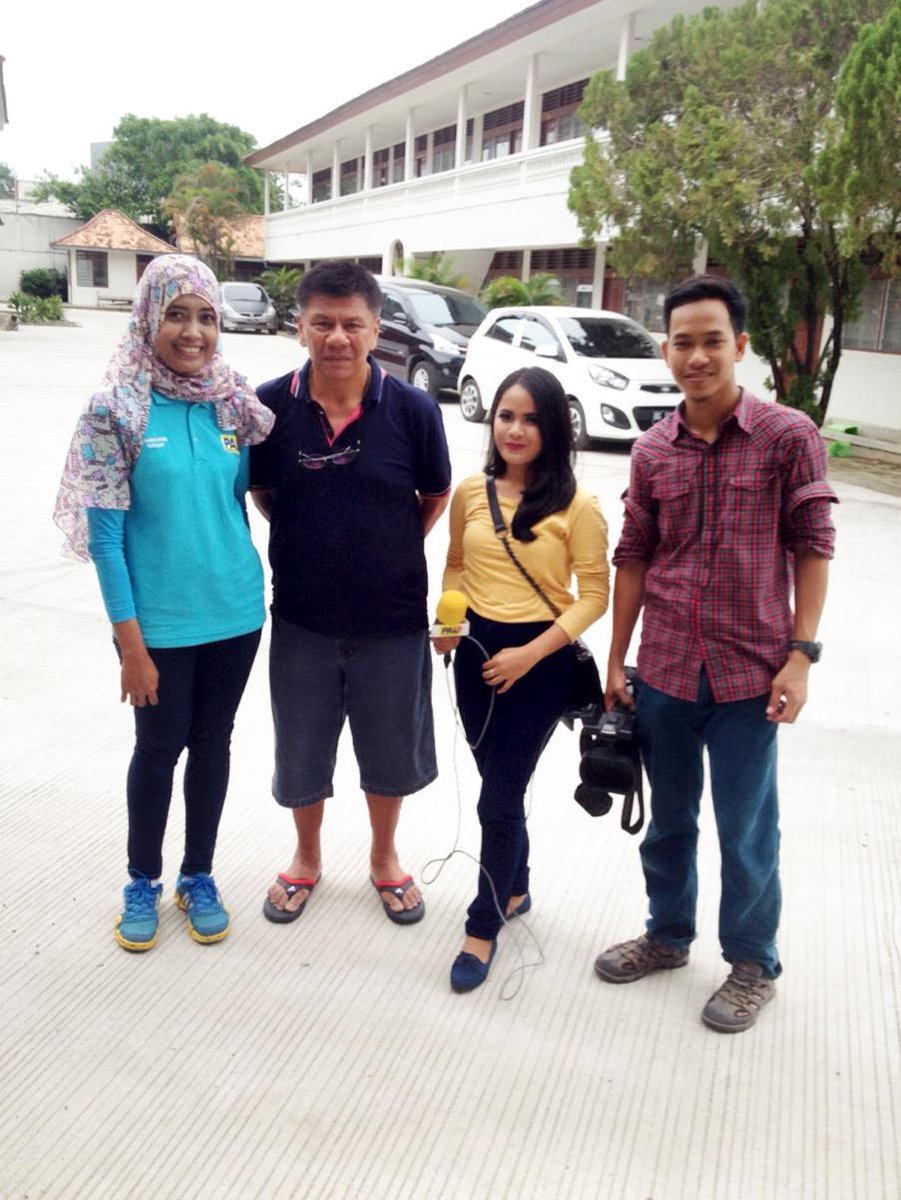 seputarSFC's tweet photo. Tim Seputar SFC foto bareng Coach Benny Dollo @suzannita @bungbenz @imawdys http://t.co/7Z91QDtFuR
