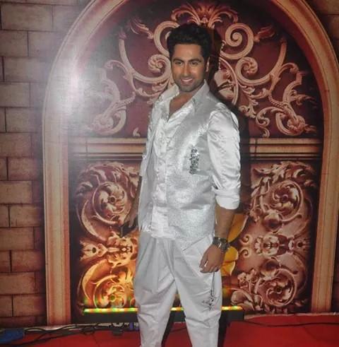 AnkitGeraFC's tweet photo. @ankitgera001 at Zee Rishtey Awards 2014☺ http://t.co/FdVQyyPc3j