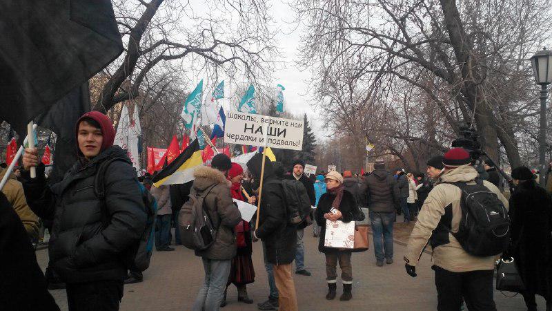 Marchenko_V_V's tweet photo. Митинг врачей, а митингуют студенты, бабушки и представители партий #АбылЛиВрач #ПроплаченныйМитинг http://t.co/29DUhS0lh2