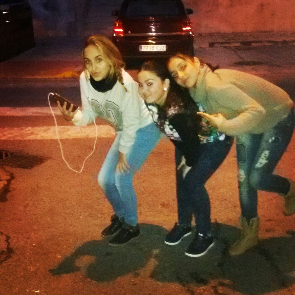 OficialTriana's tweet photo. Buenos dias!! Aqui os dejo unas fotitos de ayer con mis amigos :) http://t.co/y6xkDlzQ6Q