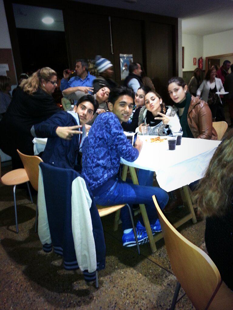 OficialTriana's tweet photo. Buenos dias!! Aqui os dejo unas fotitos de ayer con mis amigos :) http://t.co/y6xkDlzQ6Q