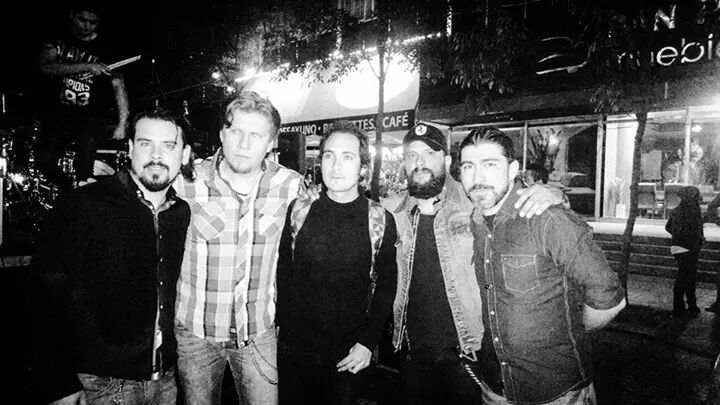 somosrodeo's tweet photo. Gracias Guanatos por la buena noche de Rock que pasamos juntos @PitMorenOficial @LeManikOficial y al Javi de la Revo http://t.co/V67z6HWI68