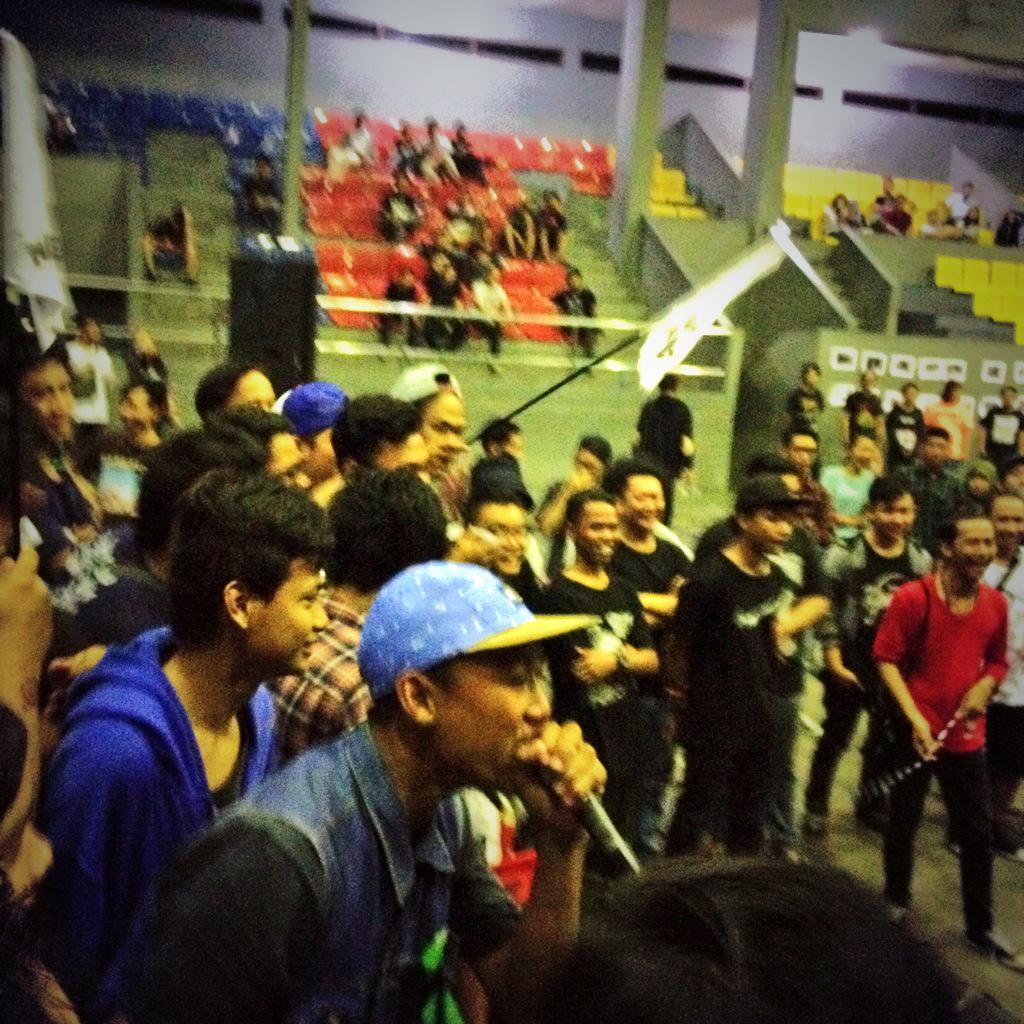 fisipmeraung's tweet photo. Di lagu "Ngentasi Memean" @GedangRockers naik panggung &amp; nyanyi. Kita di bawah panggung. #SAMFEST2014 #iKrakTour2014 http://t.co/VmSMEslPW4